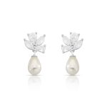BRINCO DE PRATA PÉROLA SHELL 8X10MM FLOR COM 10 ZIRCONES  CRAVEJADOS   22323