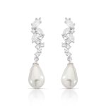 BRINCO DE PRATA PÉROLA SHELL 8X10MM FOLHAS COM 36 ZIRCONES  CRAVEJADOS   22317