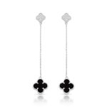 BRINCO DE PRATA TREVO PAVE COM 32 ZIRCONES CRAVEJADOS E 2 ONIX DE 10 MM 22294