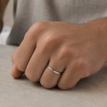 ALIANÇA DE COMPROMISSO DE PRATA LISA FIO INVISIVEL 2 MM