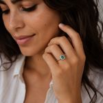 ANEL DE PRATA SOLITARIO FLOR COM ESMERALDA OVAL E ZIRCONES CRAVEJADOS