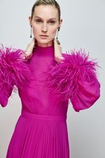 VESTIDO GOLA  ALTA MANGA PLUMAS 