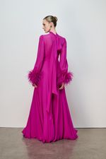 VESTIDO GOLA  ALTA MANGA PLUMAS 