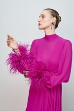 VESTIDO GOLA  ALTA MANGA PLUMAS 