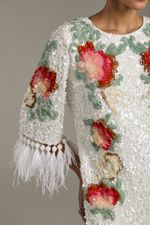 VESTIDO BORDADO MANGA PLUMAS