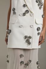 CONJUNTO VESTIDO BORDADO E COLETE ACINTURADO
