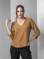 BLUSA DECOTE V COM MARTINGALE TEXTURIZADA