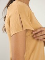 Blusa Feminina Social com Manga Curta, Decote Redondo e Fenda