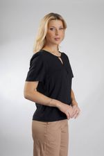Blusa Feminina Social em Viscose com Recorte V e Botões Forrados