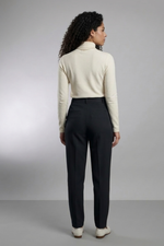 Calça Feminina Cenoura de Alfaiataria com Pregas
