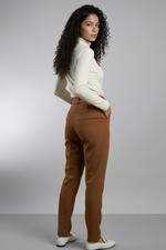 Calça Feminina Cenoura de Alfaiataria com Pregas