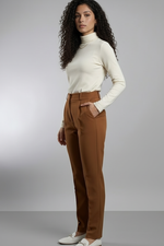Calça Feminina Cenoura de Alfaiataria com Pregas