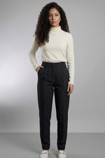 Calça Feminina Cenoura de Alfaiataria com Pregas