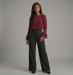Calça Feminina Wide Leg em Tecido Plano Risca de Giz com Bolso Faca