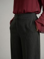 Calça Feminina Wide Leg em Tecido Plano Risca de Giz com Bolso Faca