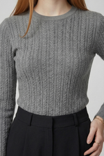 Blusa Feminina Ajustada em Retilínea Trançada com Decote Redondo