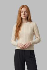 Blusa Feminina Ajustada em Retilínea Trançada com Decote Redondo