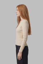 Blusa Feminina Ajustada em Retilínea Trançada com Decote Redondo
