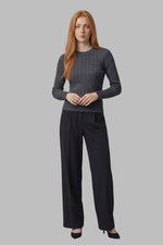 Blusa Feminina Ajustada em Retilínea Trançada com Decote Redondo