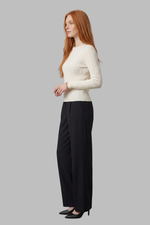 Blusa Feminina Ajustada em Retilínea Trançada com Decote Redondo