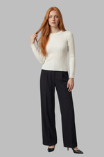 Blusa Feminina Ajustada em Retilínea Trançada com Decote Redondo