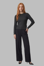 Blusa Feminina Ajustada em Retilínea Trançada com Decote Redondo