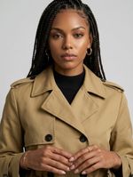 Trench Coat Curto Feminino em Tecido com Cinto