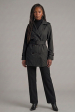 Trench Coat Curto Feminino em Tecido com Cinto