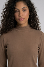 Blusa Feminina Manga Longa em Malha Canelada com Gola Alta