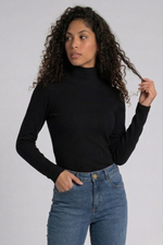 Blusa Feminina Manga Longa em Malha Canelada com Gola Alta