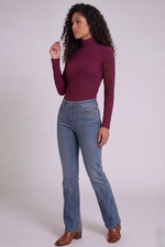 Blusa Feminina Manga Longa em Malha Canelada com Gola Alta
