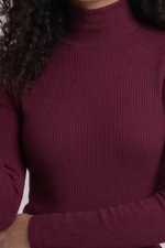 Blusa Feminina Manga Longa em Malha Canelada com Gola Alta