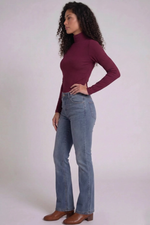 Blusa Feminina Manga Longa em Malha Canelada com Gola Alta