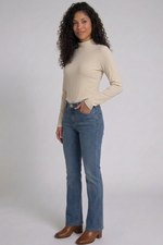 Blusa Feminina Manga Longa em Malha Canelada com Gola Alta