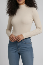 Blusa Feminina Manga Longa em Malha Canelada com Gola Alta