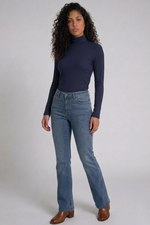 Blusa Feminina Manga Longa em Malha Canelada com Gola Alta