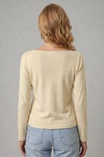 Blusa  Feminina Manga  Longa  Em Malha Texturizada Com Decote Canoa