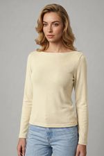 Blusa  Feminina Manga  Longa  Em Malha Texturizada Com Decote Canoa