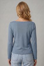 Blusa  Feminina Manga  Longa  Em Malha Texturizada Com Decote Canoa