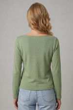 Blusa  Feminina Manga  Longa  Em Malha Texturizada Com Decote Canoa