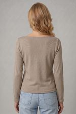 Blusa  Feminina Manga  Longa  Em Malha Texturizada Com Decote Canoa