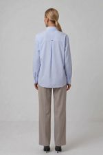 Camisa Feminina Alongada em Algodão com Listras e Bolso Frontal