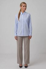 Camisa Feminina Alongada em Algodão com Listras e Bolso Frontal