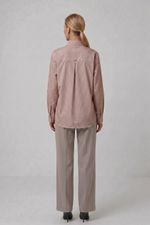 Camisa Feminina Alongada em Algodão com Listras e Bolso Frontal