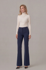 Calça  Feminina Flare  Em Crepe  De Malha Com  Nervura  Frontal 