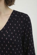 Blusa Feminina em Viscose Estampada com Decote V