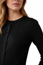 Cardigan Feminino Curto Em Tricô Fino Com Botões Frontais 