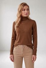 Blusa Feminina em Tricô com Cashmere e Gola Rolê