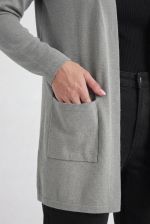 Cardigan Feminino Alongado em Tricô com Bolsos Frontais