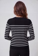 Blusa Feminina Listrada em Malha Retilínea com Botões